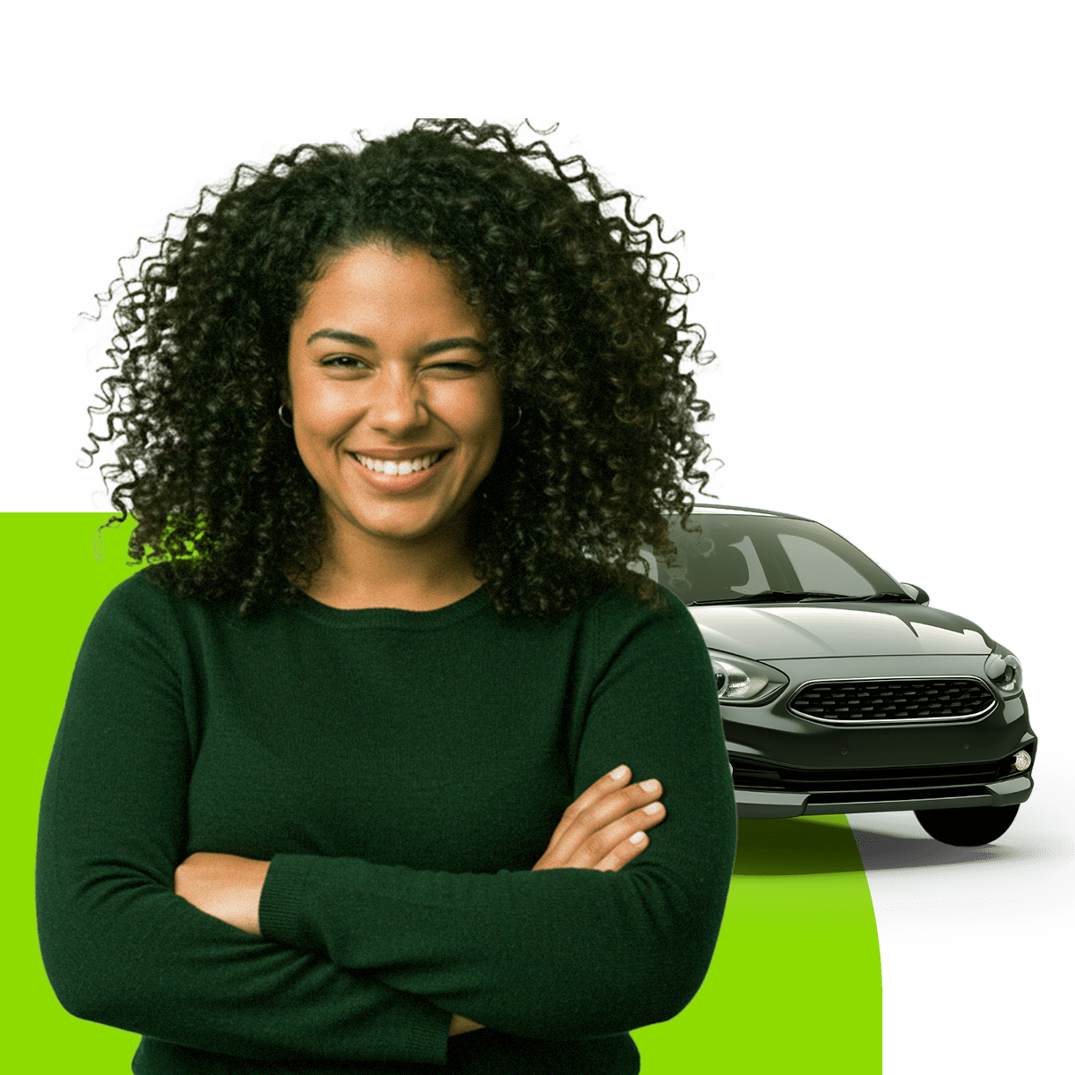 Imagem de uma mulher negra sorrindo e encostada em um carro