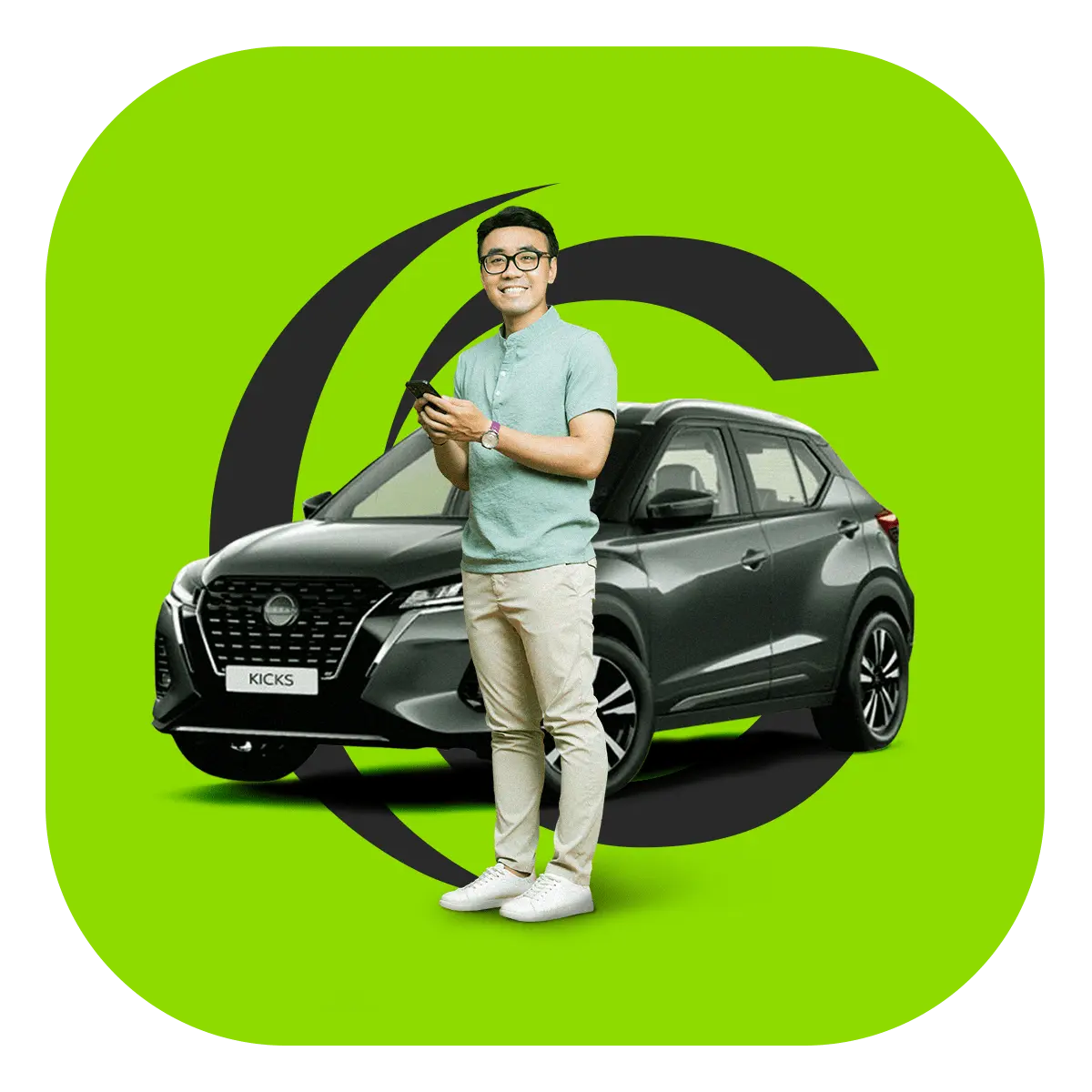 Homem branco em pé usando o celular na frente de um carro
