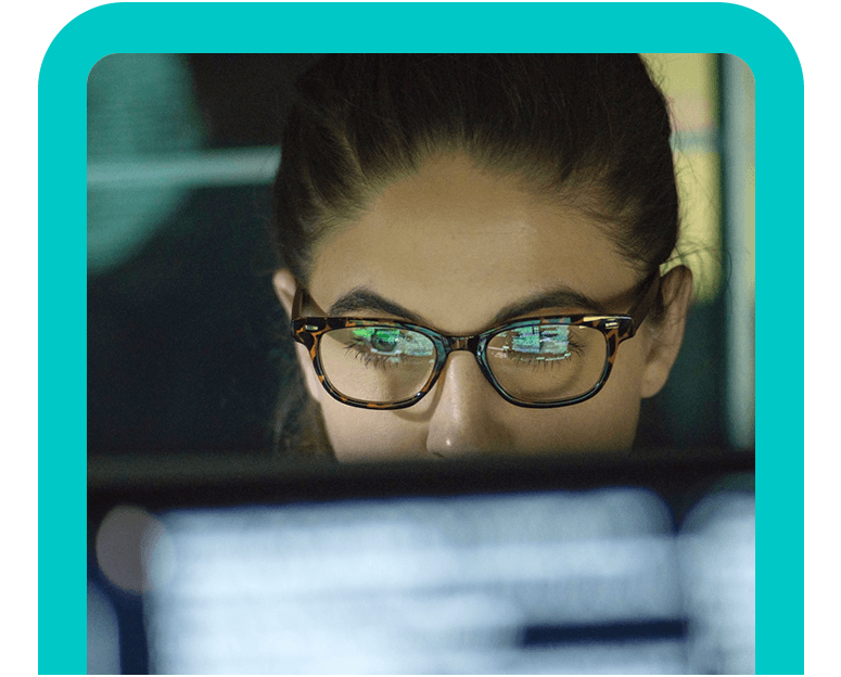 Mulher analisando dados em telas de computador