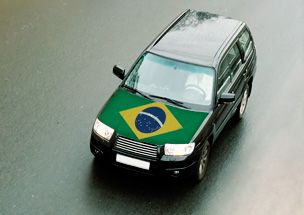 Bandeira no capô pode trazer problemas ao carro