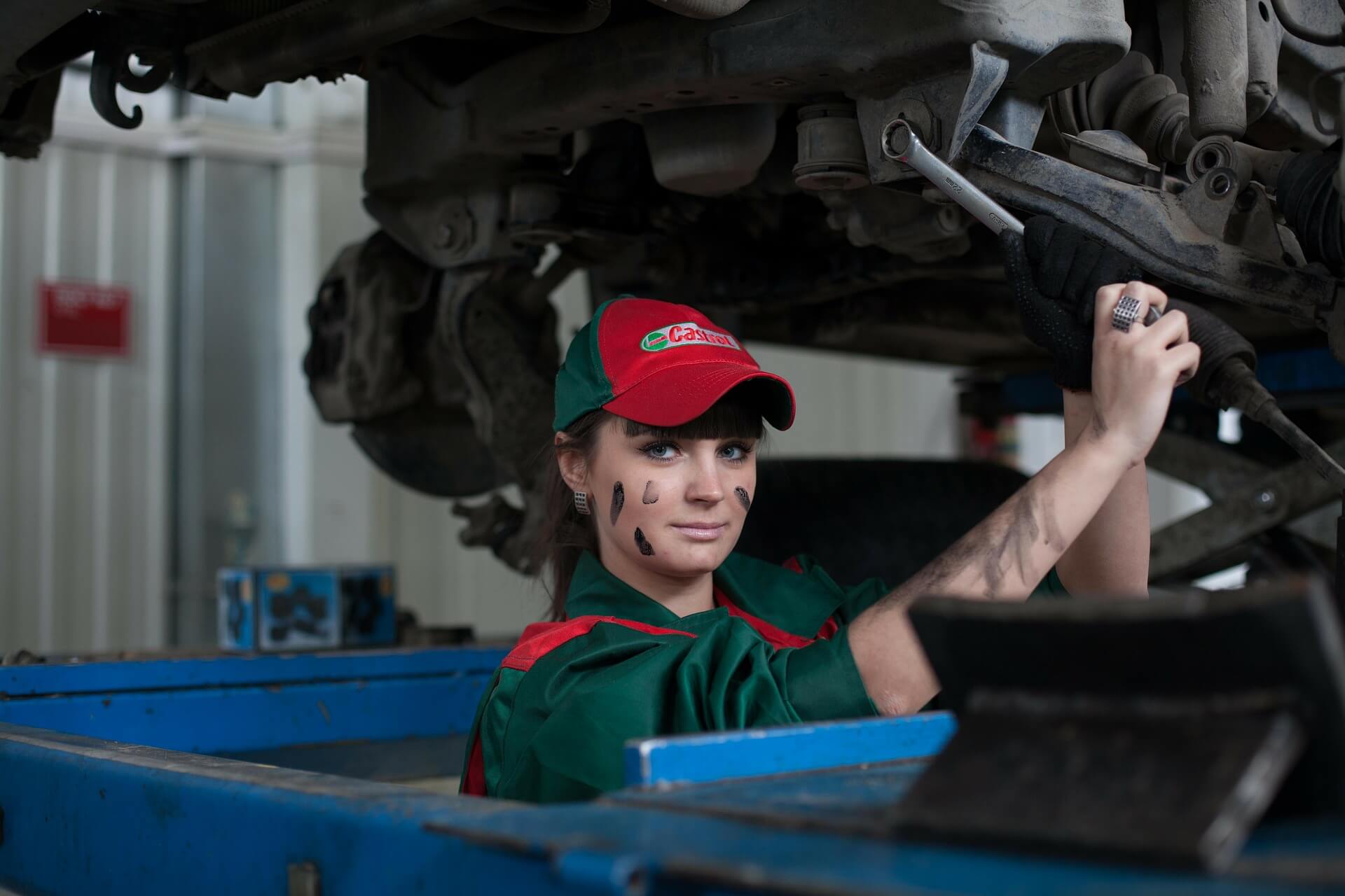 girl 346231 1920 Carros usados baratos: como saber se você não está sendo enganado