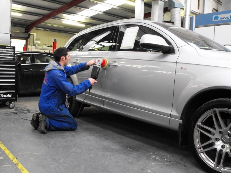 Como funciona a manutenção de carros blindados