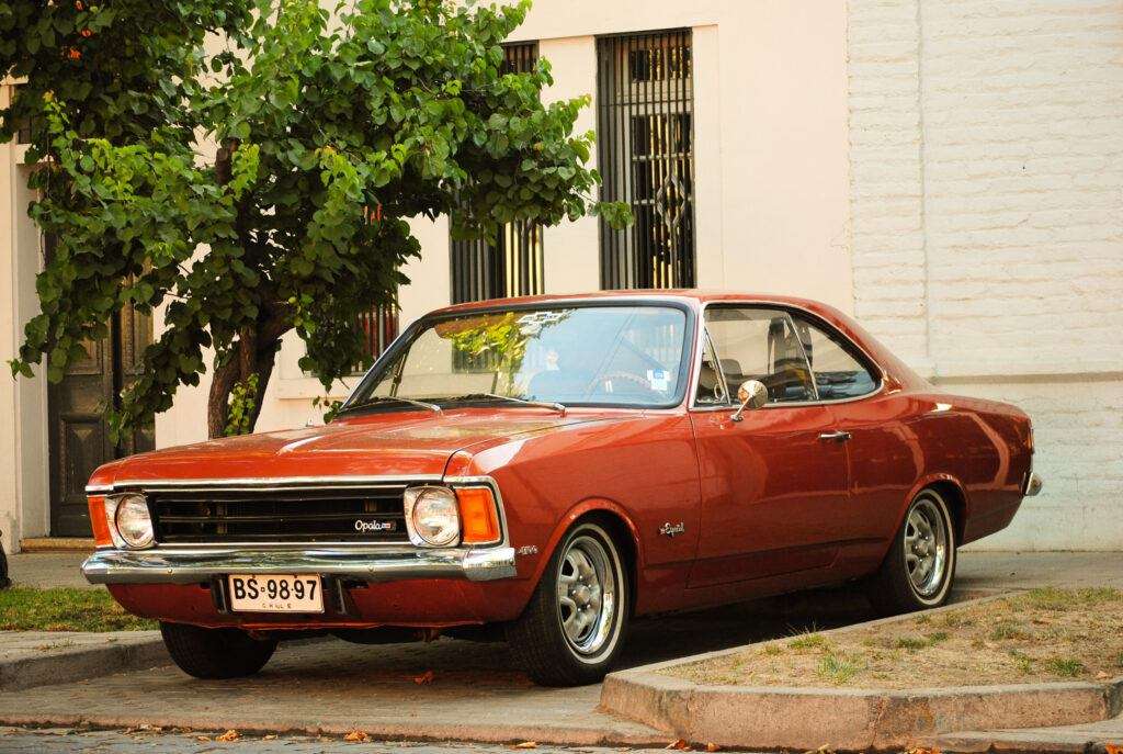 Carros antigos da Chevrolet - Imagem de um chevrolet opala vermelho.