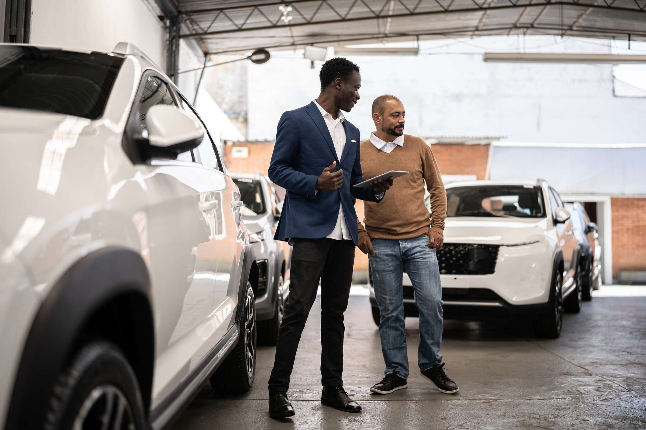 homens escolhendo carro em uma concessionária