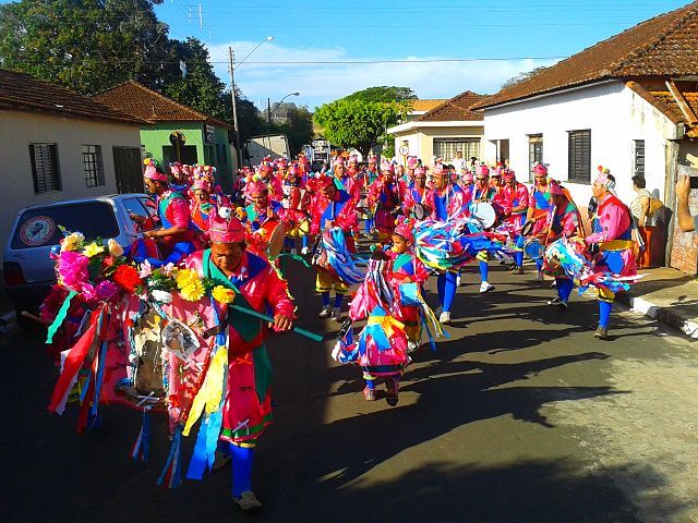 festas populares brasileiras - Congada: história e crença nas festas populares brasileiras