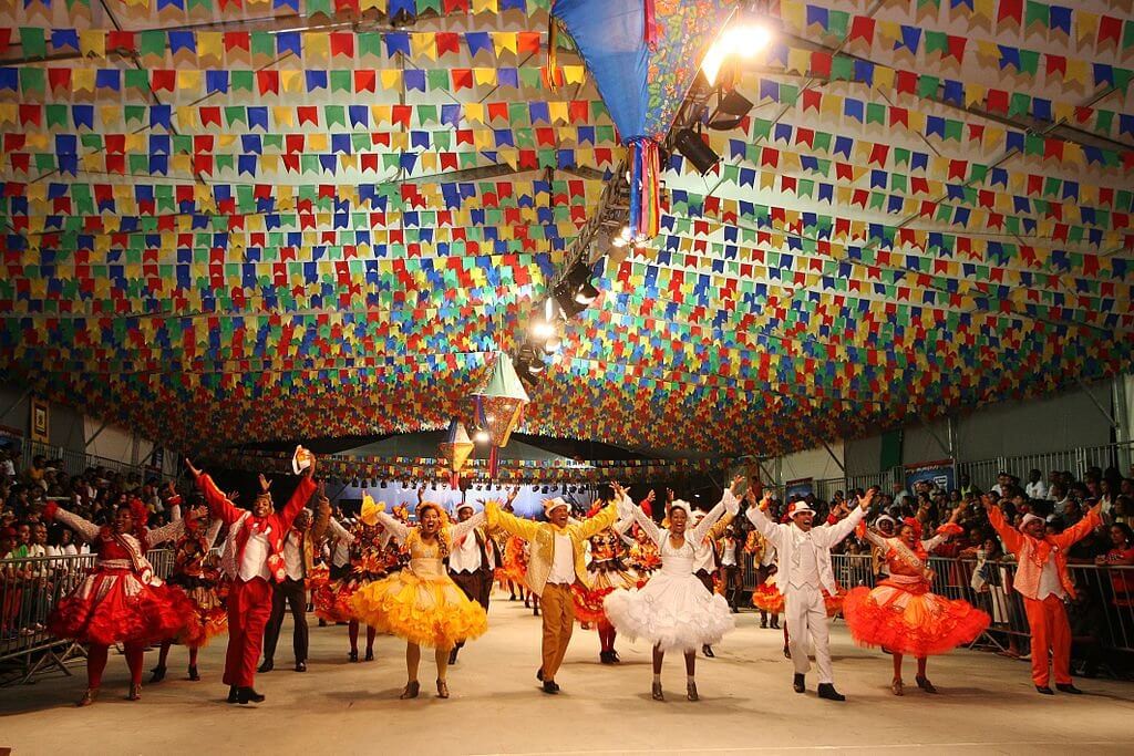 festas populares brasileiras - Festa de São João ou Festa Junina: danças, fogueira e tradição