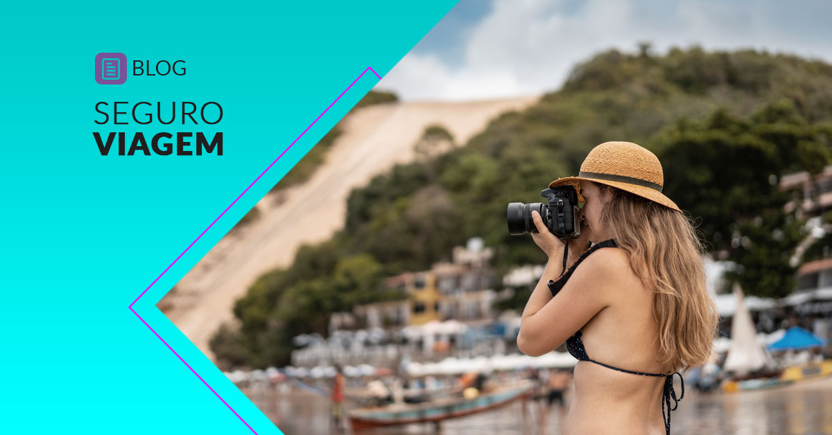 mulher tirando foto em frente ao morro do careca na praia de ponta negra