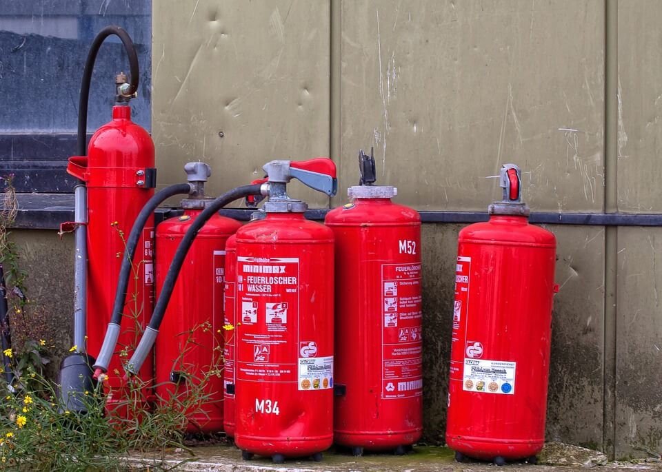 fire extinguisher 970162 960 720 Quais os tipos de extintores automotivos disponíveis?