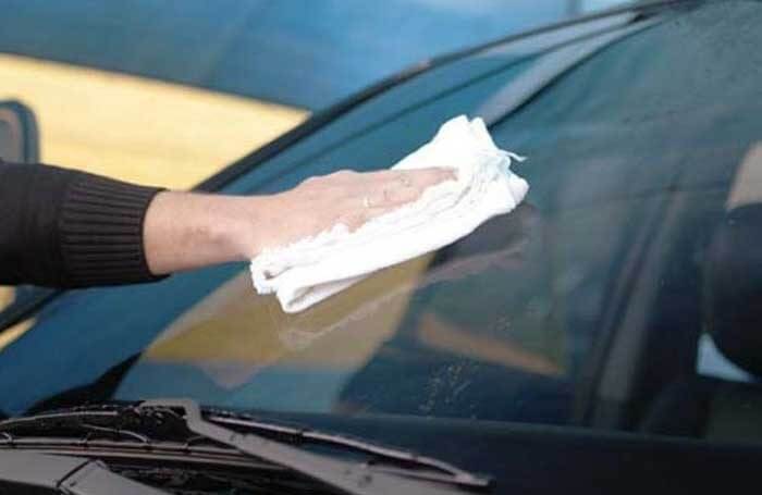 limpar vidro carro Em época de chuva, atenção com as palhetas dos limpadores