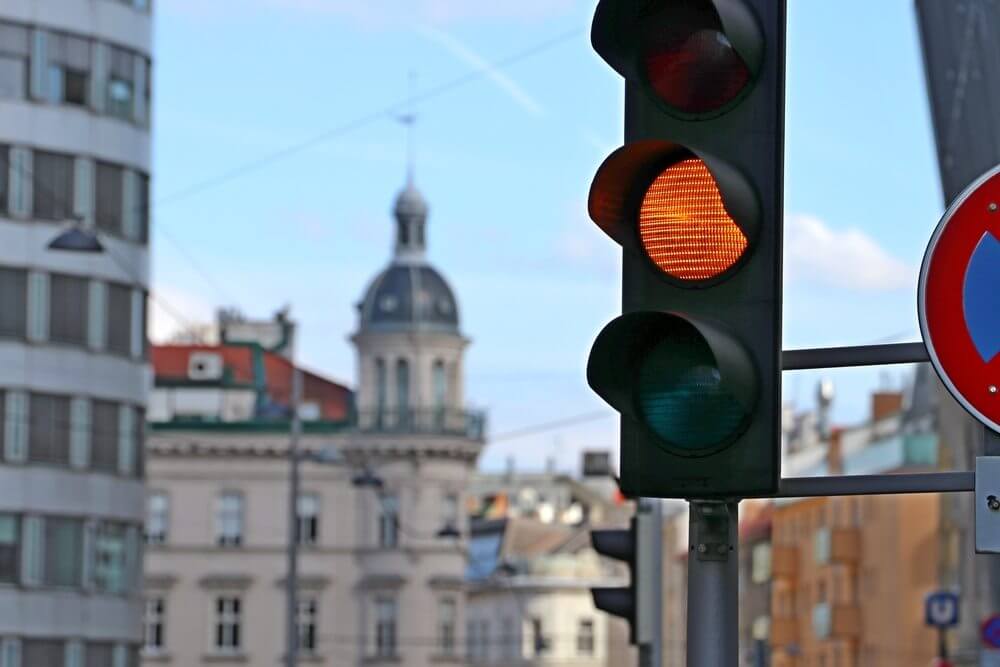 passar no sinal amarelo da multa Cores do semáforo: veja quais são e seu significado