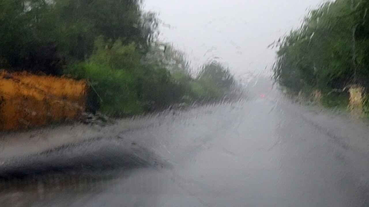 dirigir na chuva embaçado