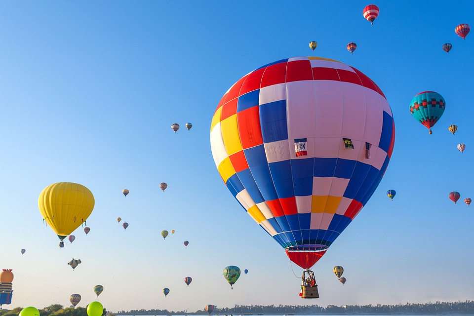 12 lugares para fazer passeio de balão