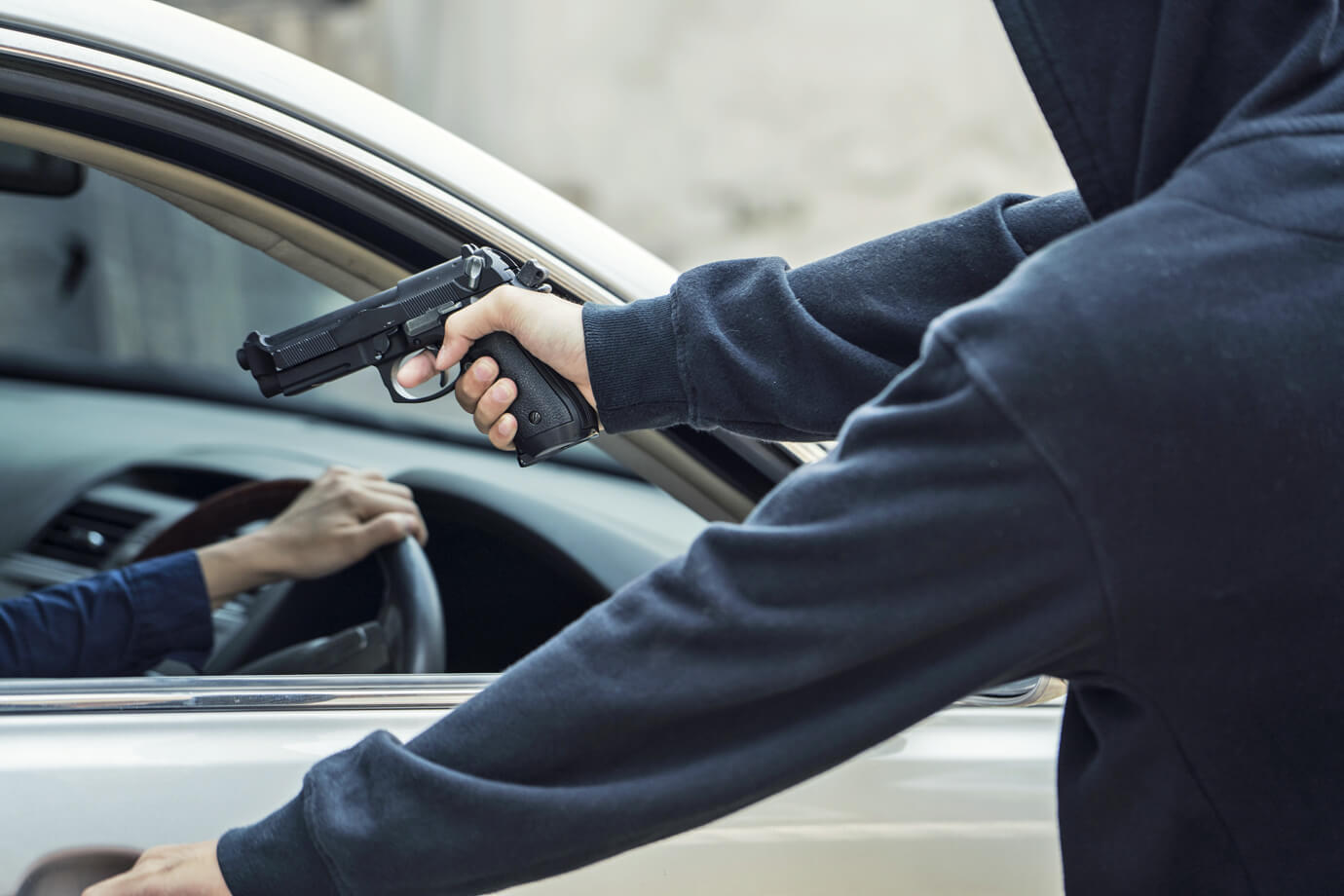 roubo armado Perigos de estacionar na rua: saiba por que não fazer