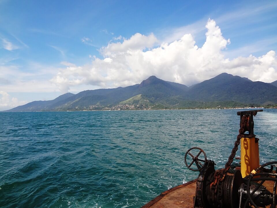 Ilhabela e barco combinam bastante