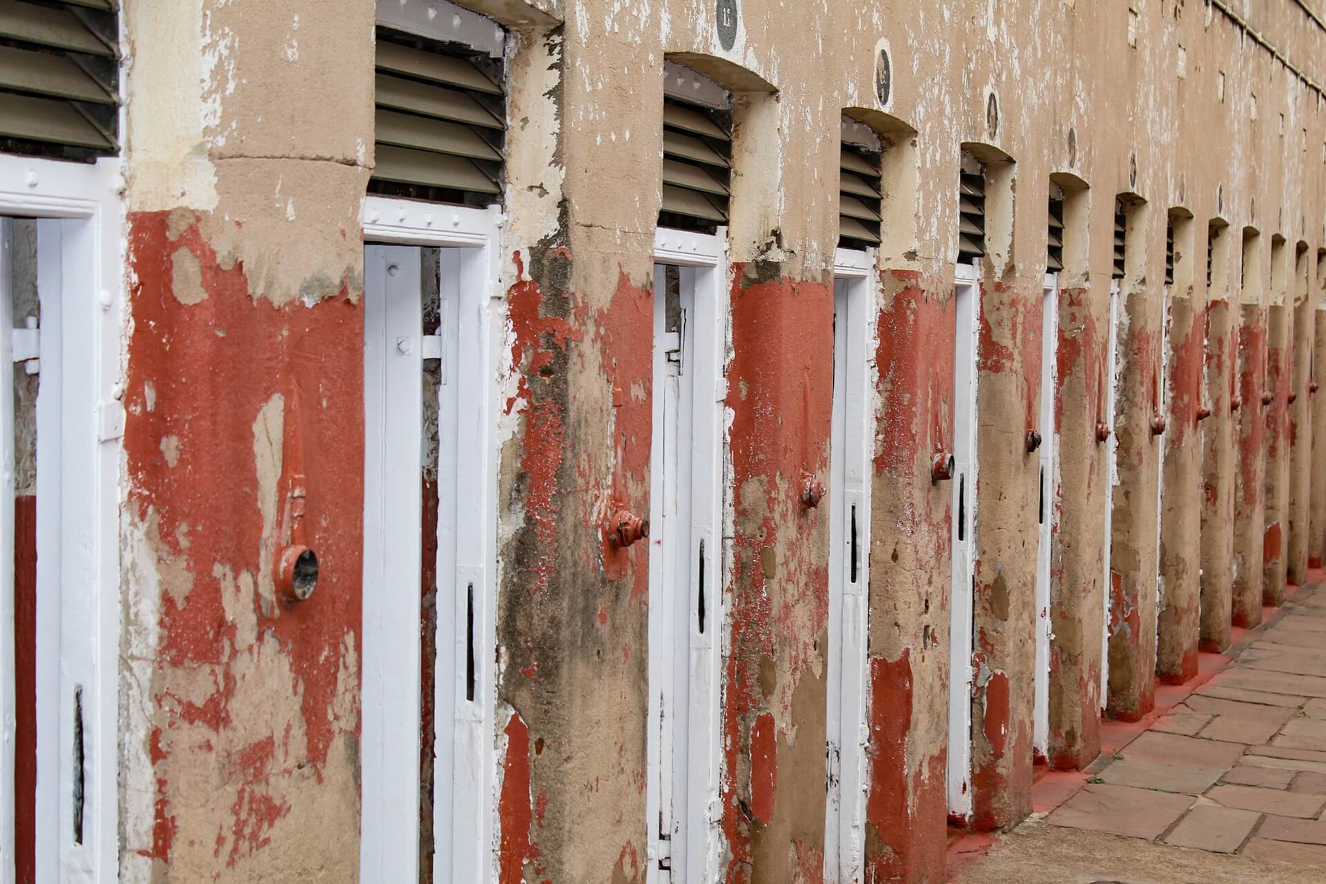 prison cells 3619061 1920 Joanesburgo ou Cidade do Cabo: veja tudo sobre os destinos