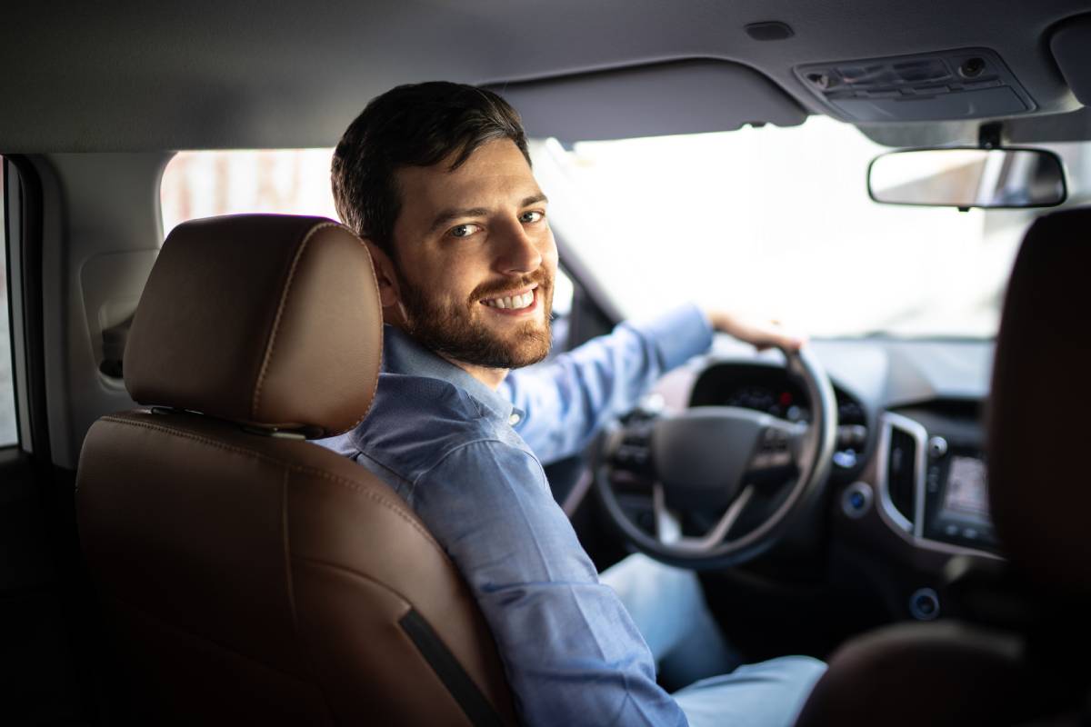 Economizar seguro auto - imagem de um motorista olhando para trás