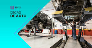 mecânicos fazendo vistoria em carros numa oficina