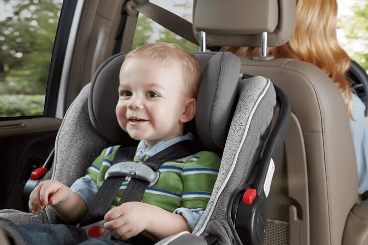 bebê em cadeira de segurança no carro
