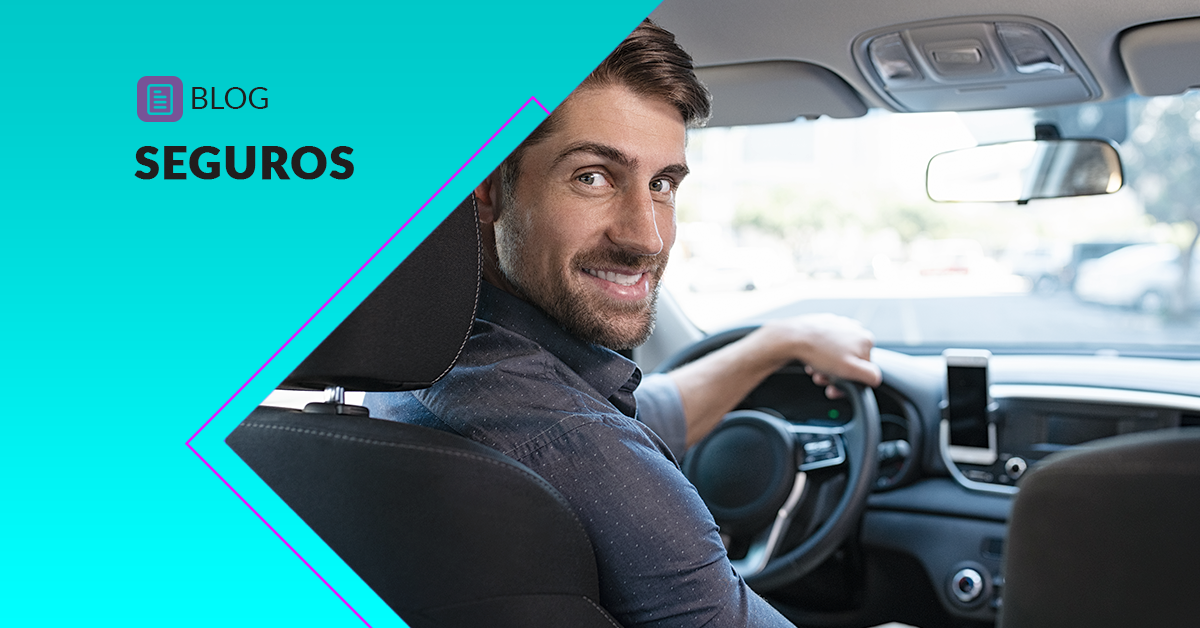 Diferença entre segurado e condutor principal - Na imagem uma pessoa está dentro do carro parado olhando para o banco traseiro.