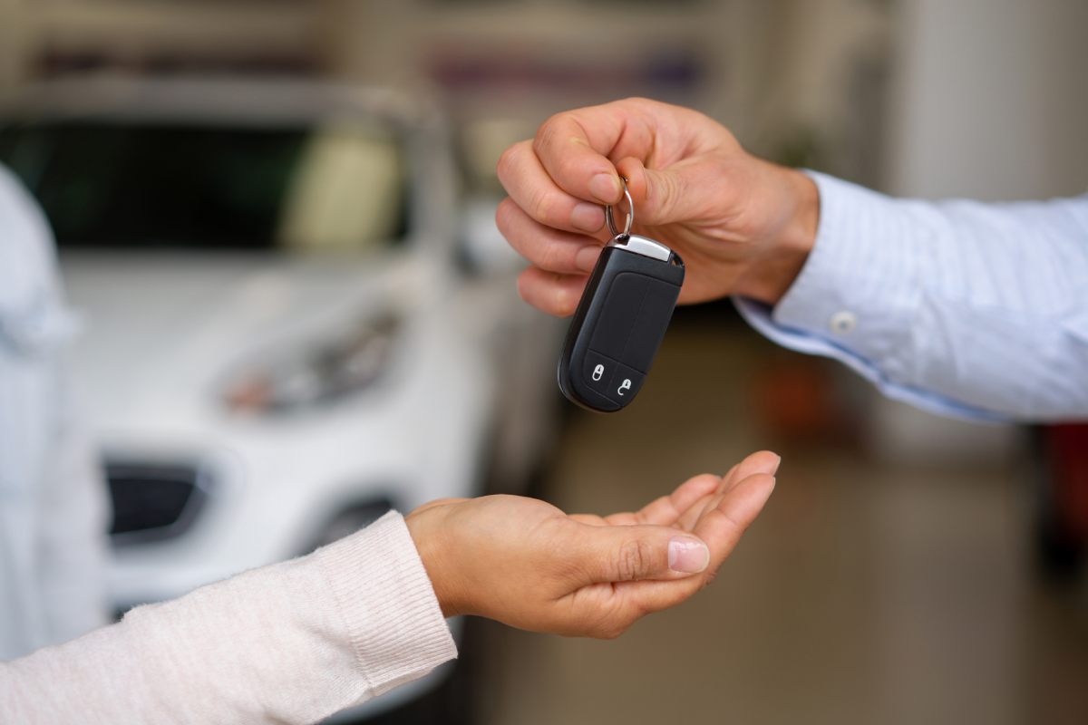 Carros mais vendidos do Brasil - Na imagem uma pessoa está entregando para outra a chave de um carro.