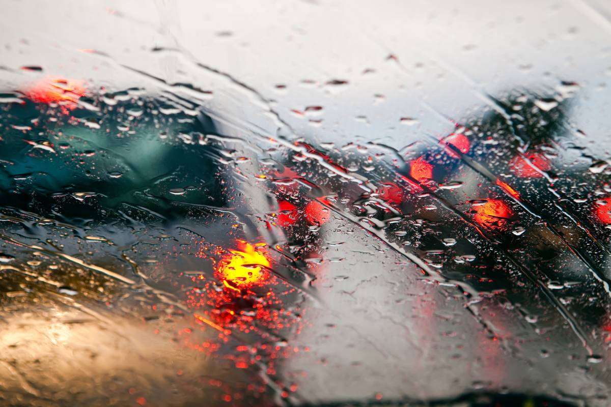 Seguro auto cobre enchente - Imagem da visão de uma pessoa dentro do carro em um dia de chuva