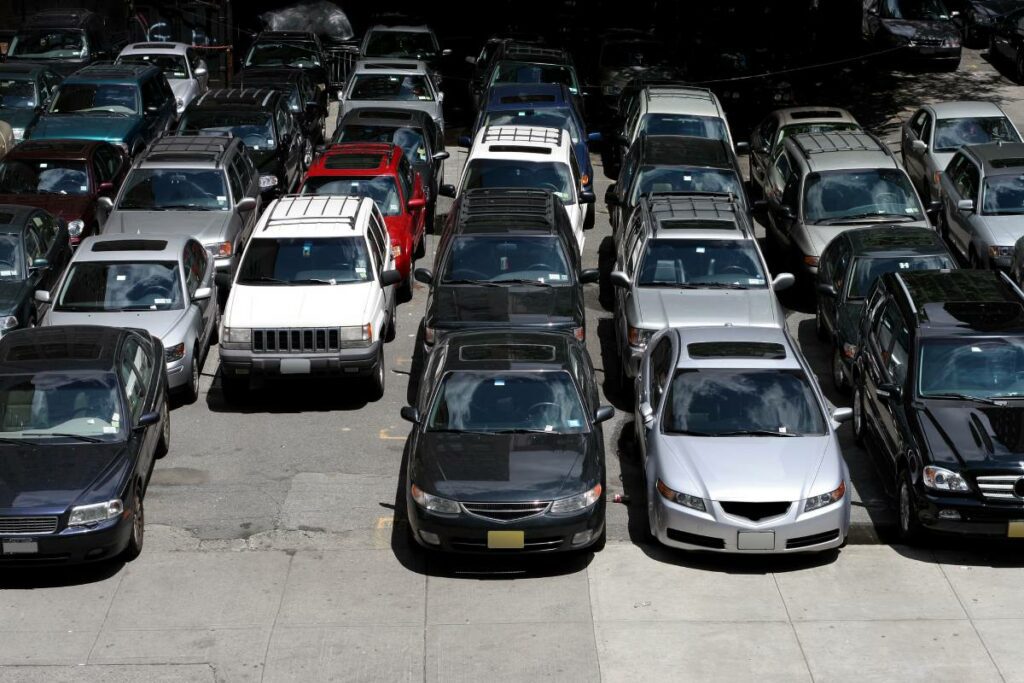 Sedans mais vendidos no Brasil - Na Imagem foto de um patio com diversos veículos do tipo sedan.