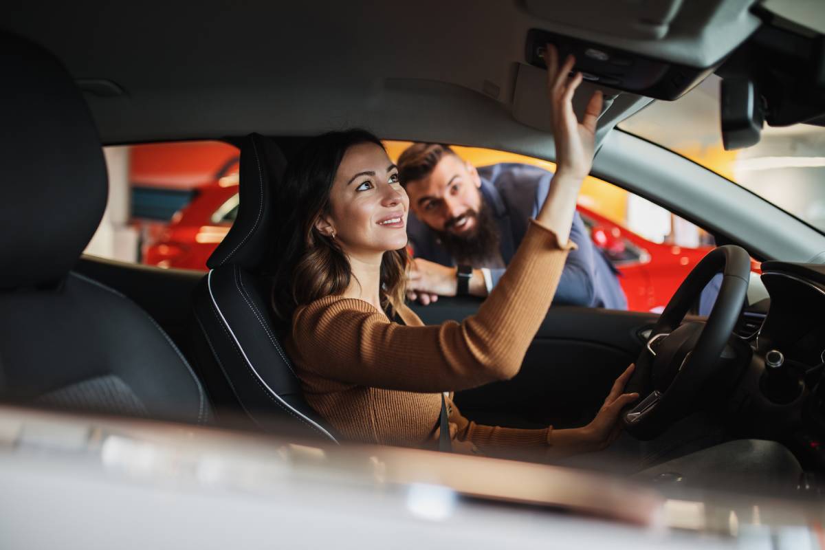 Imagem de uma mulher comprando um carro via consorcio