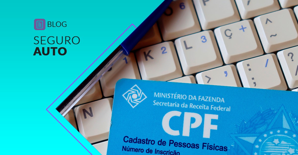 Seguro auto nome sujo - Na imagem um cartão de CPF sobre um teclado de computrador.