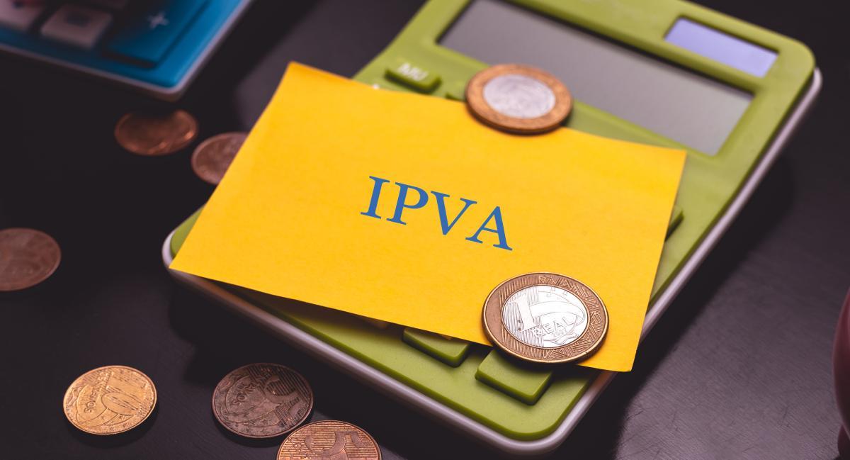Na imagem a foto de uma calculadora com um papel amarelo escrito IPVA - Matéria sobre como parcelar o IPVA