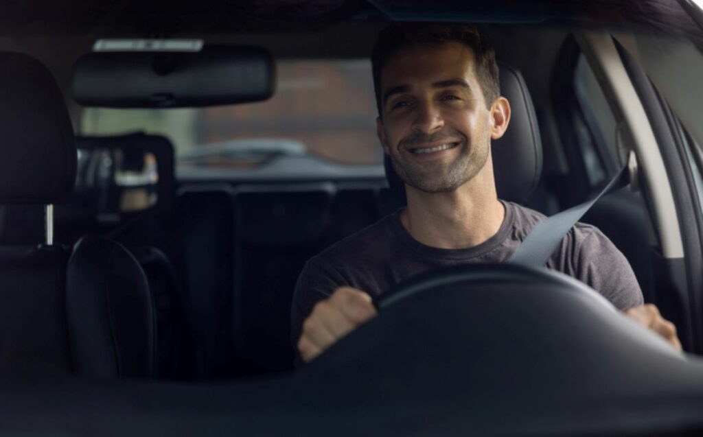 Seguro auto Itaú é bom - Na imagem um homem está dirigindo no carro com tranquilidade