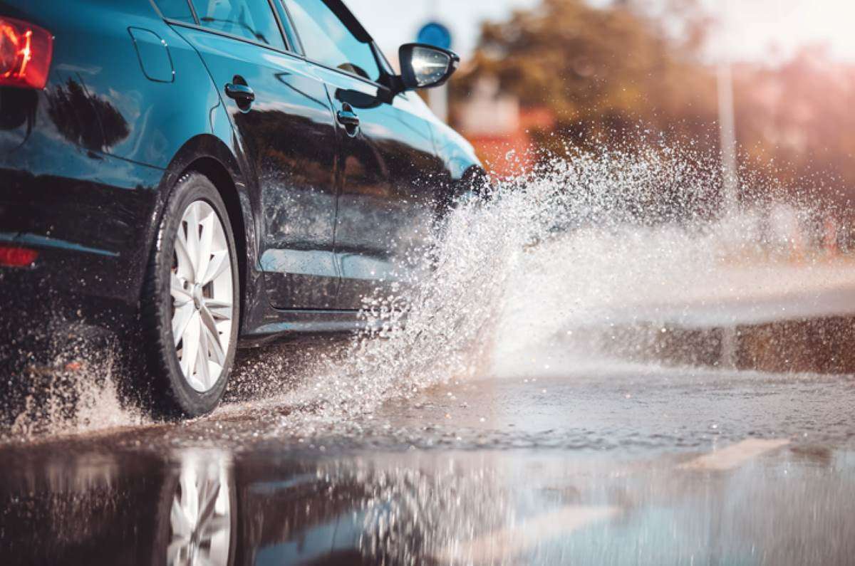 carro na chuva Guia completo: como proteger a pintura do seu carro na chuva e no sol